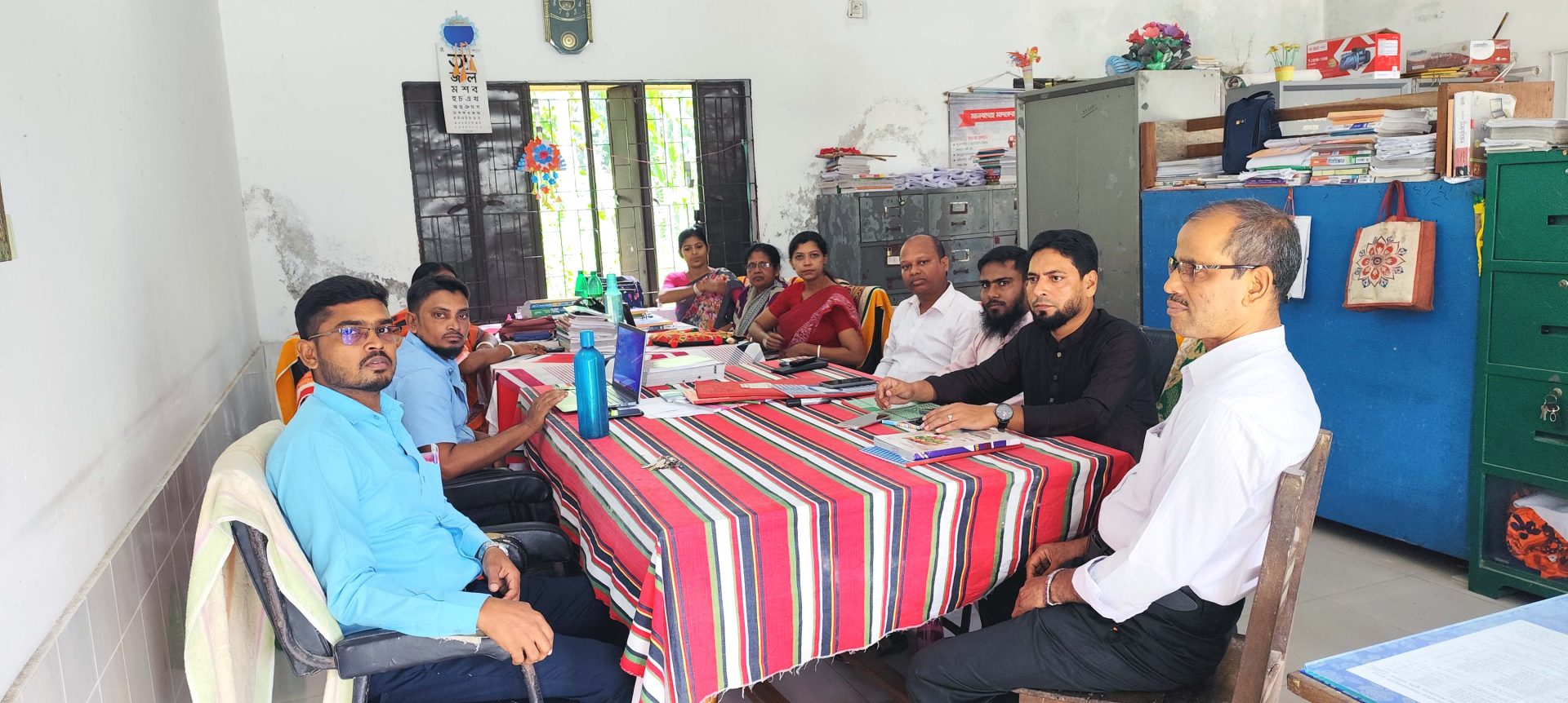 অফিসকক্ষে মিটিং চলছে
