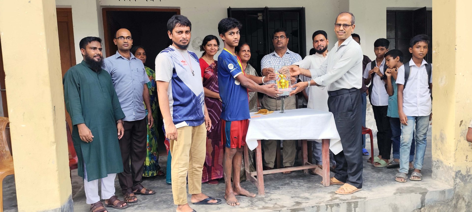 আন্তঃস্কুল বিজয়ী দলকে কাপ প্রদান